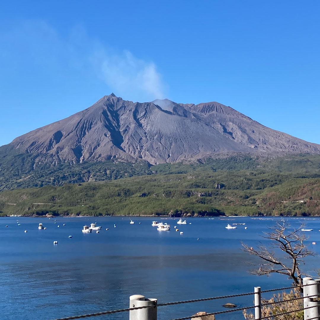 この記事で紹介しているのは、世界と日本の有名な活火山です。また、火山噴火が起こった場合の注意点についても解説しています。